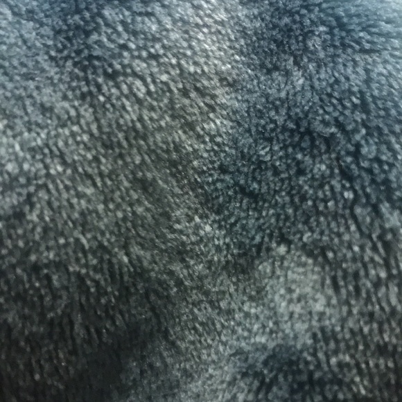 🌻 Cozy Fuzzy Green Sweater - Picture 2 of 3